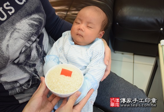 孫寶寶(台北萬華區到府嬰兒寶寶滿月剃頭理髮、免費到府嬰兒剃胎毛儀式吉祥話)。到府剃頭剃胎毛主持、專業拍照、DVD光碟、證書。★購買「臍帶章、肚臍章、胎毛筆刷印章」贈送：剃頭、收涎、抓周，三選一。2015.10.18 照片10